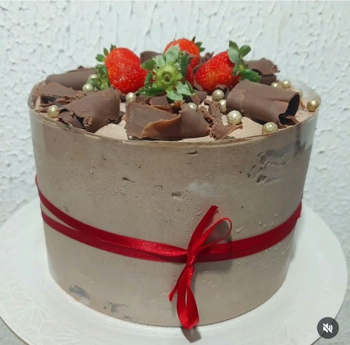 Bolo de chocolate com morangos e laço vermelho
